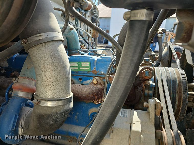 image for item EJ6063 1983 International 1754 flatbed truck