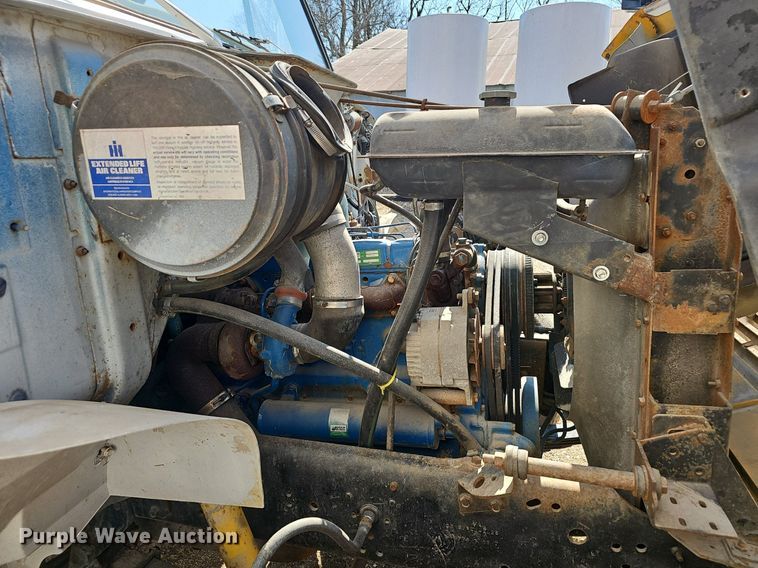 image for item EJ6063 1983 International 1754 flatbed truck