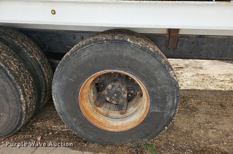 image for item EJ6063 1983 International 1754 flatbed truck