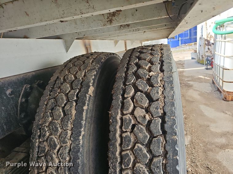 image for item EJ6063 1983 International 1754 flatbed truck