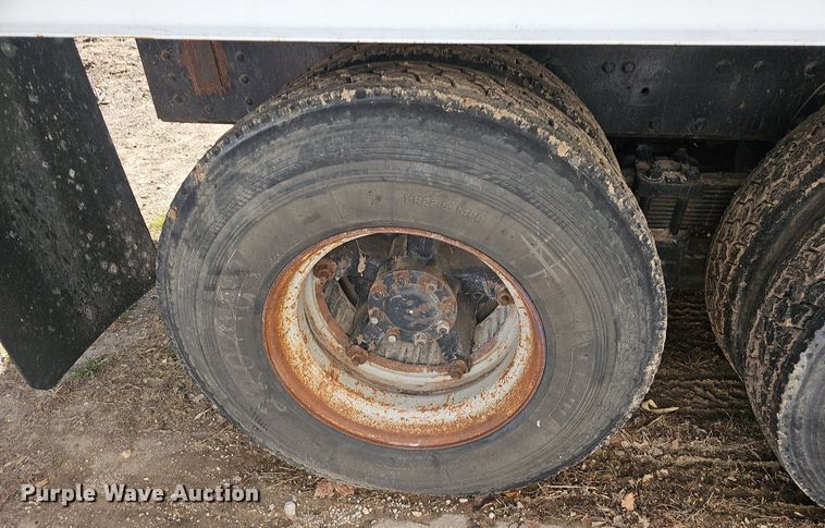 image for item EJ6063 1983 International 1754 flatbed truck