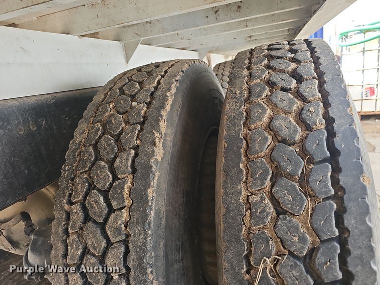 image for item EJ6063 1983 International 1754 flatbed truck