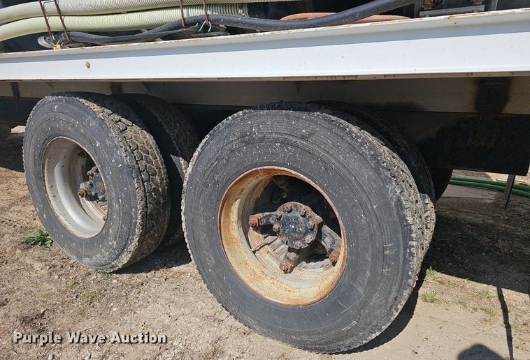 image for item EJ6063 1983 International 1754 flatbed truck