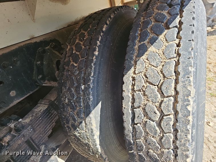 image for item EJ6063 1983 International 1754 flatbed truck