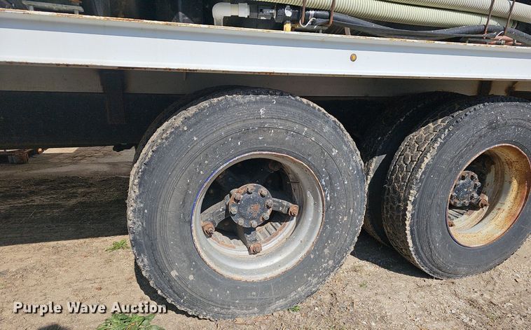 image for item EJ6063 1983 International 1754 flatbed truck