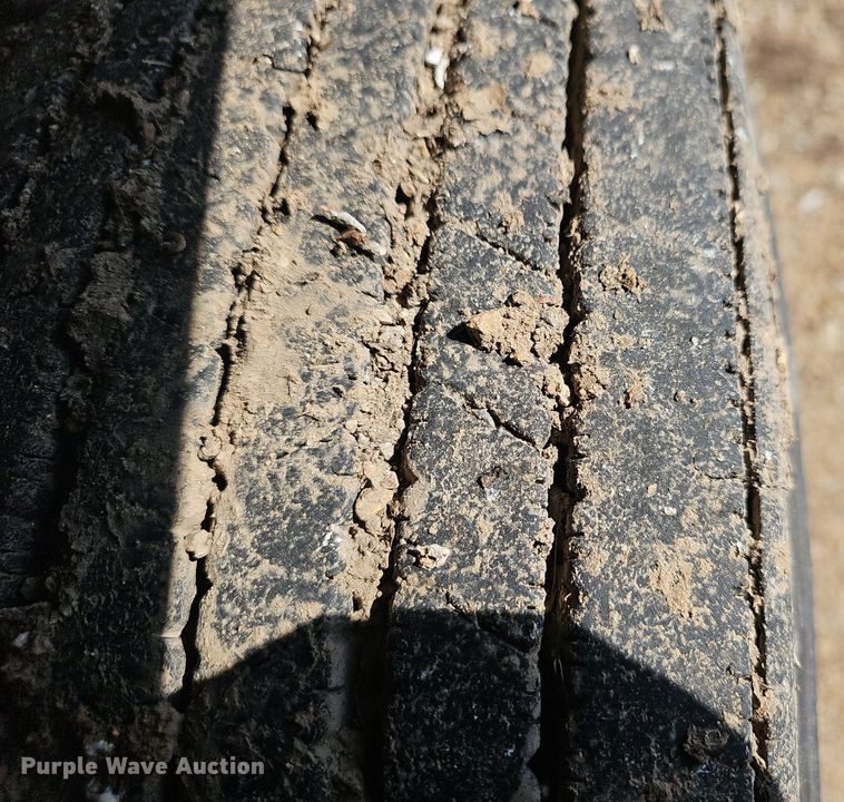 image for item EJ6063 1983 International 1754 flatbed truck