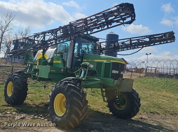 image for item EJ6064 1999 John Deere 4700 sprayer