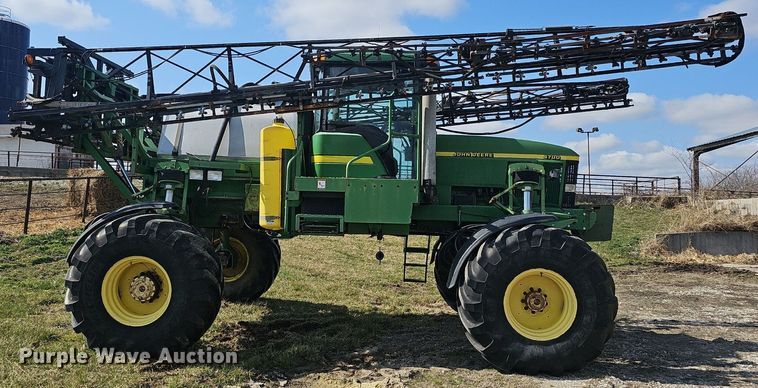 image for item EJ6064 1999 John Deere 4700 sprayer