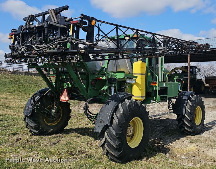 image for item EJ6064 1999 John Deere 4700 sprayer