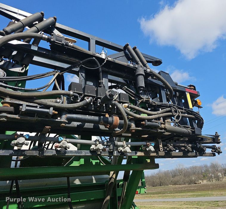 image for item EJ6064 1999 John Deere 4700 sprayer