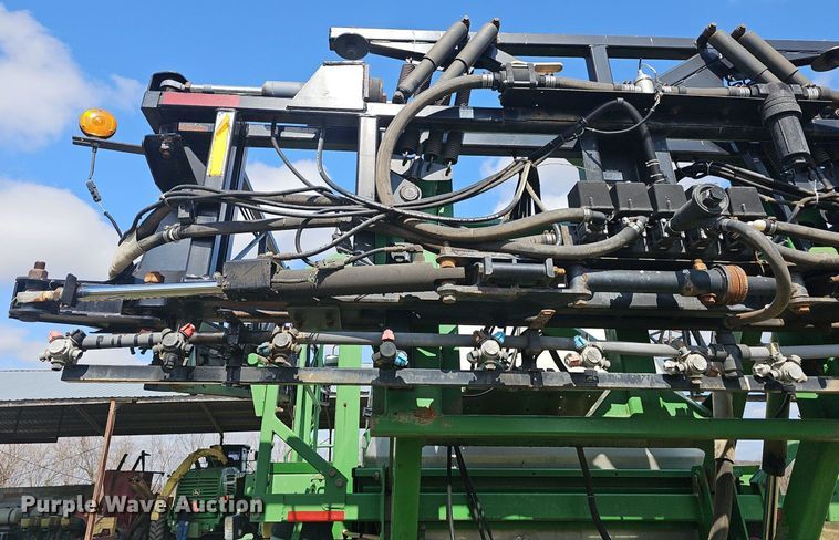image for item EJ6064 1999 John Deere 4700 sprayer