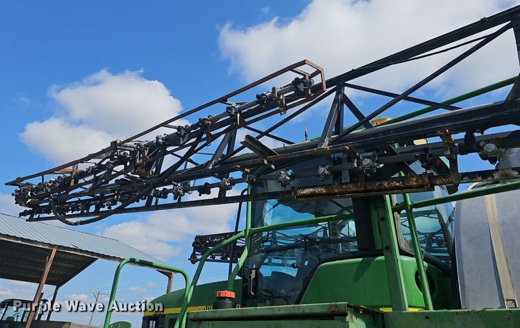 image for item EJ6064 1999 John Deere 4700 sprayer