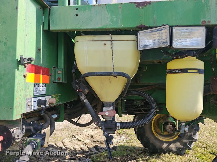 image for item EJ6064 1999 John Deere 4700 sprayer