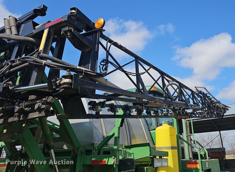 image for item EJ6064 1999 John Deere 4700 sprayer