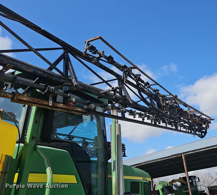 image for item EJ6064 1999 John Deere 4700 sprayer
