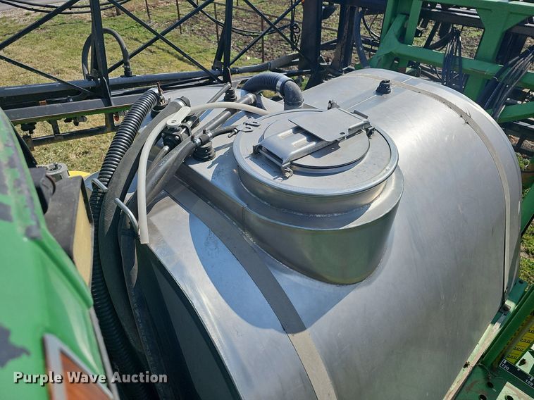 image for item EJ6064 1999 John Deere 4700 sprayer