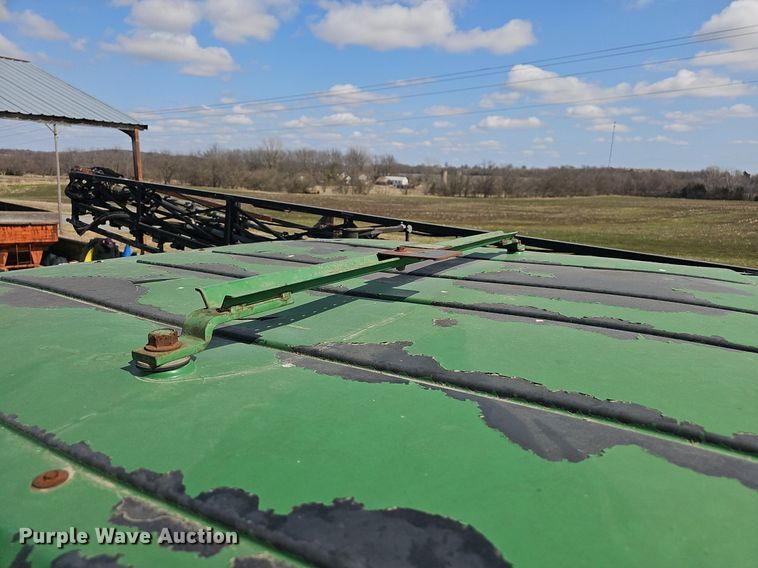 image for item EJ6064 1999 John Deere 4700 sprayer