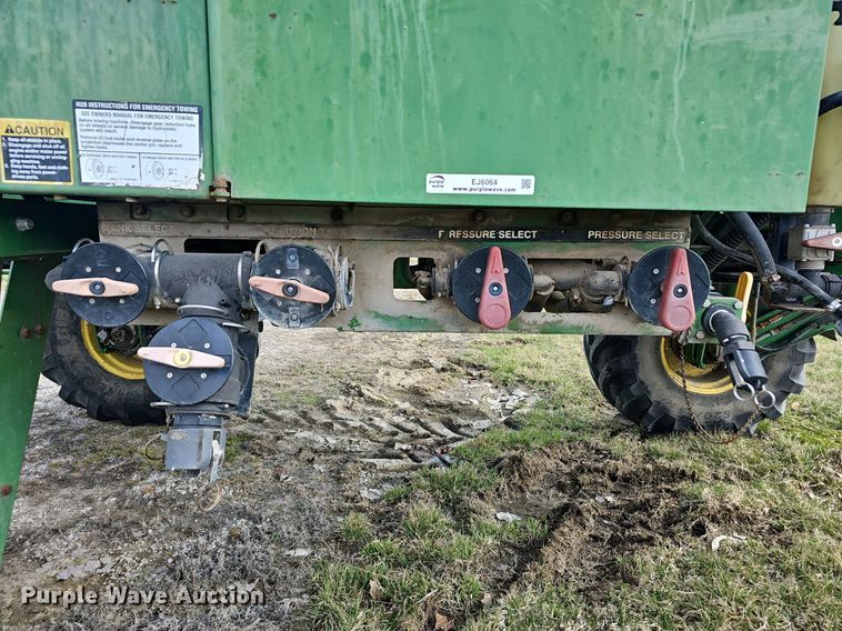 image for item EJ6064 1999 John Deere 4700 sprayer