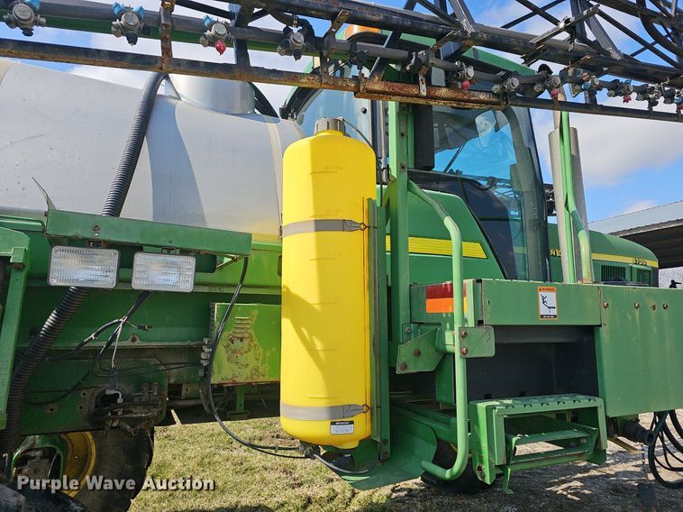 image for item EJ6064 1999 John Deere 4700 sprayer