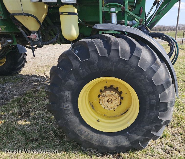 image for item EJ6064 1999 John Deere 4700 sprayer