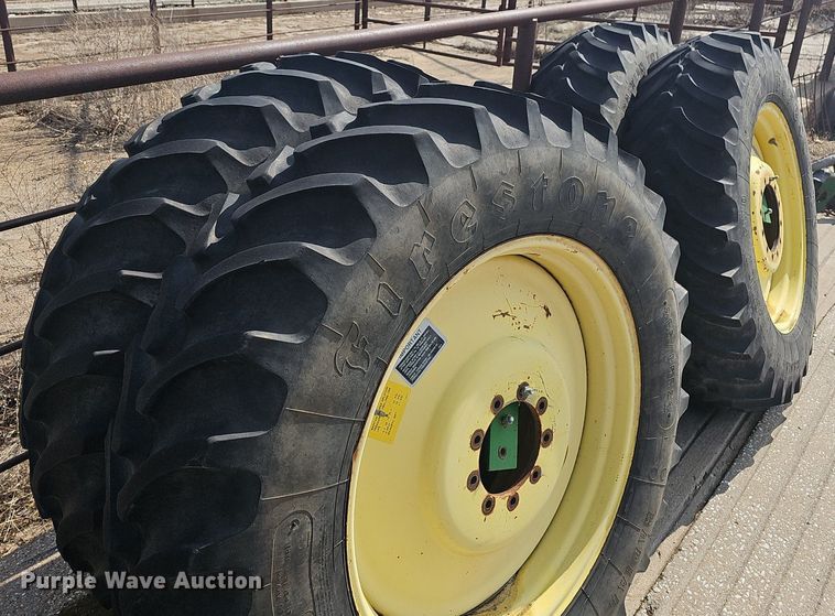 image for item EJ6064 1999 John Deere 4700 sprayer