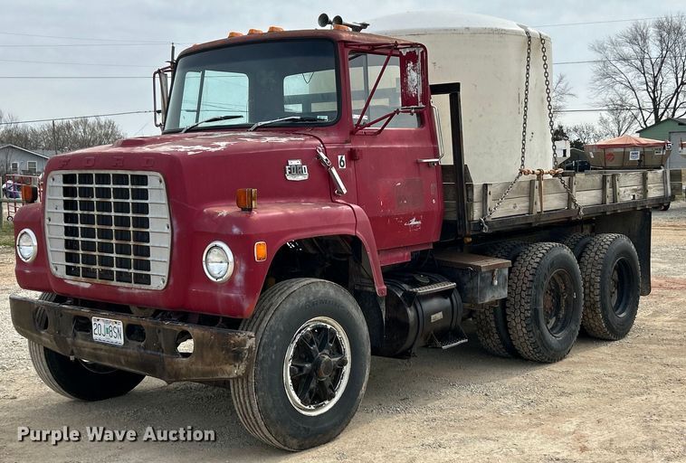 image for item EK4144 1980 Ford 9000 flatbed truck