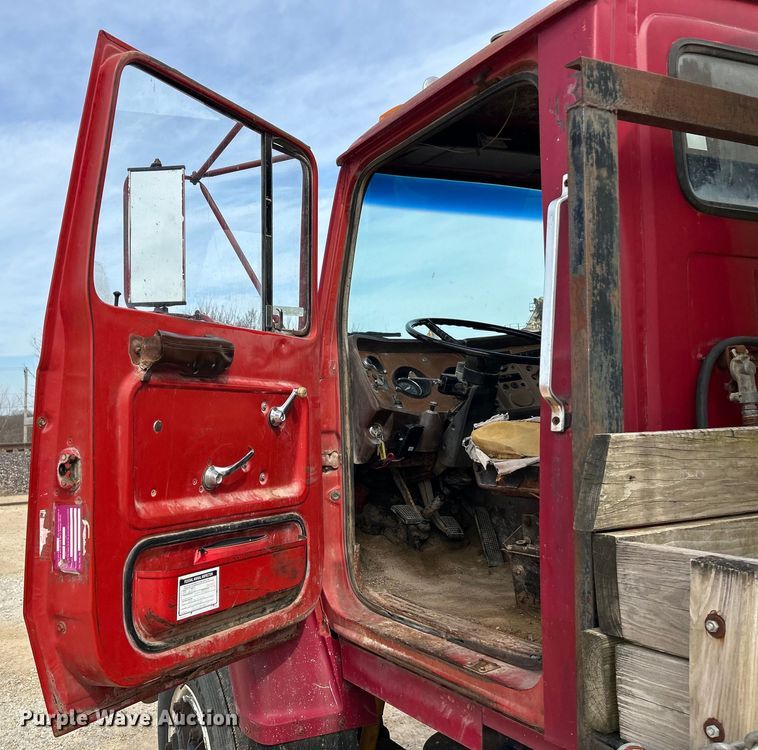 image for item EK4144 1980 Ford 9000 flatbed truck