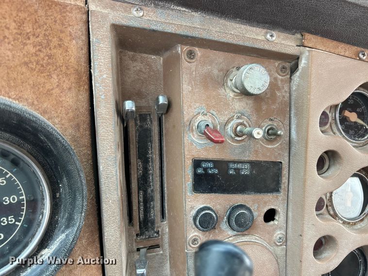 image for item EK4144 1980 Ford 9000 flatbed truck