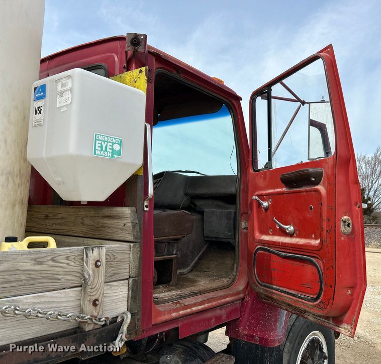 image for item EK4144 1980 Ford 9000 flatbed truck