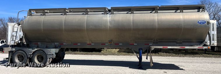 image for item LD9335 2012 Hensley ATLW-36-32-8  feed delivery trailer