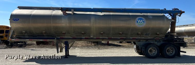 image for item LD9335 2012 Hensley ATLW-36-32-8  feed delivery trailer