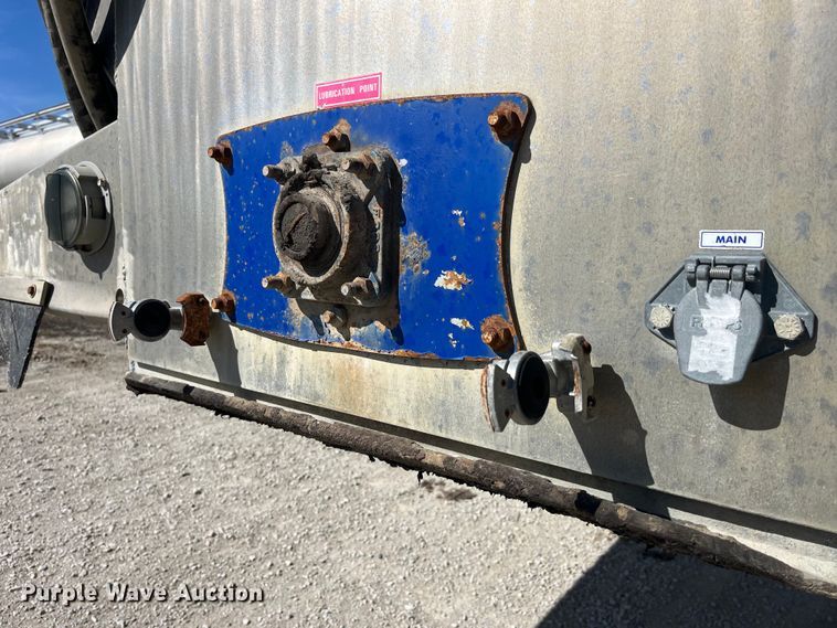 image for item LD9335 2012 Hensley ATLW-36-32-8  feed delivery trailer