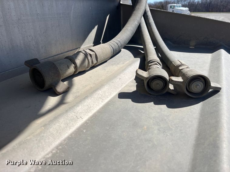 image for item LD9335 2012 Hensley ATLW-36-32-8  feed delivery trailer