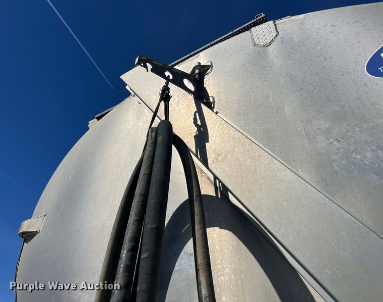 image for item LD9335 2012 Hensley ATLW-36-32-8  feed delivery trailer