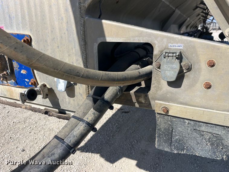 image for item LD9335 2012 Hensley ATLW-36-32-8  feed delivery trailer