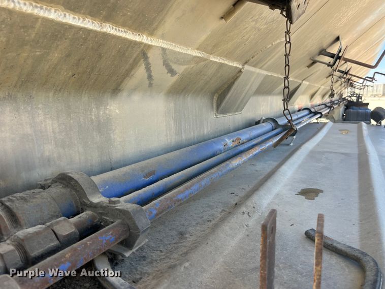 image for item LD9335 2012 Hensley ATLW-36-32-8  feed delivery trailer