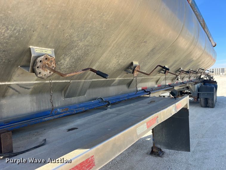 image for item LD9335 2012 Hensley ATLW-36-32-8  feed delivery trailer