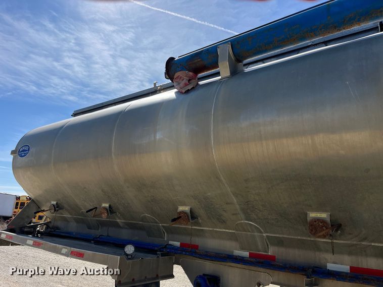 image for item LD9335 2012 Hensley ATLW-36-32-8  feed delivery trailer