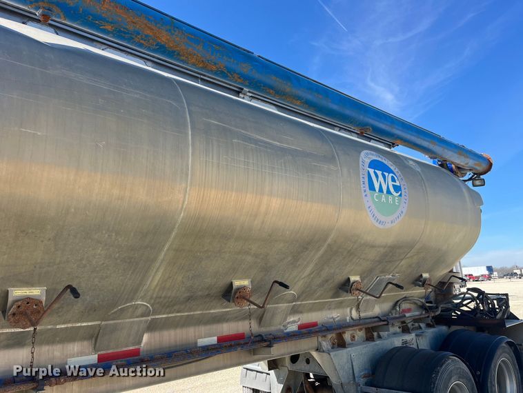 image for item LD9335 2012 Hensley ATLW-36-32-8  feed delivery trailer