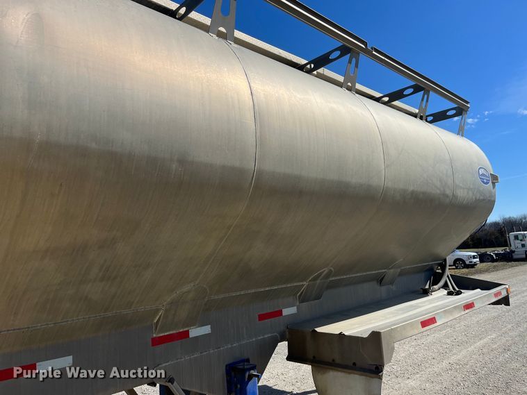 image for item LD9335 2012 Hensley ATLW-36-32-8  feed delivery trailer