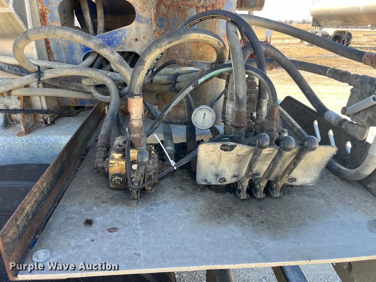 image for item LD9335 2012 Hensley ATLW-36-32-8  feed delivery trailer