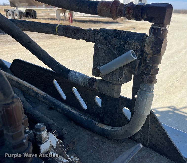 image for item LD9335 2012 Hensley ATLW-36-32-8  feed delivery trailer