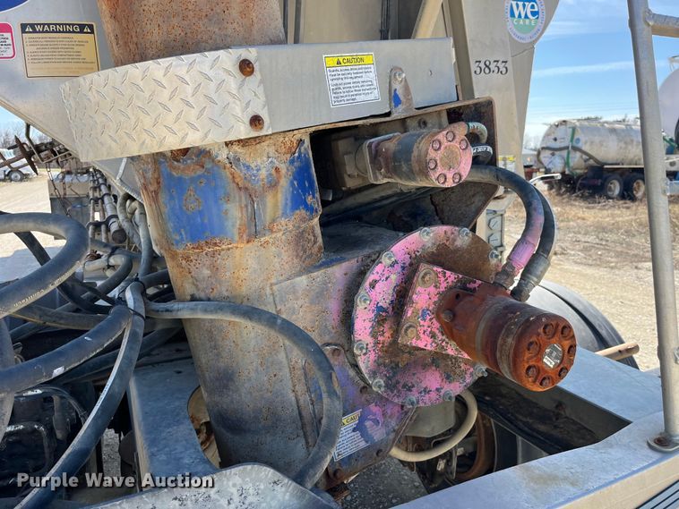 image for item LD9335 2012 Hensley ATLW-36-32-8  feed delivery trailer