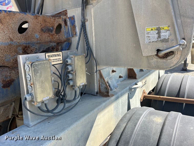 image for item LD9335 2012 Hensley ATLW-36-32-8  feed delivery trailer