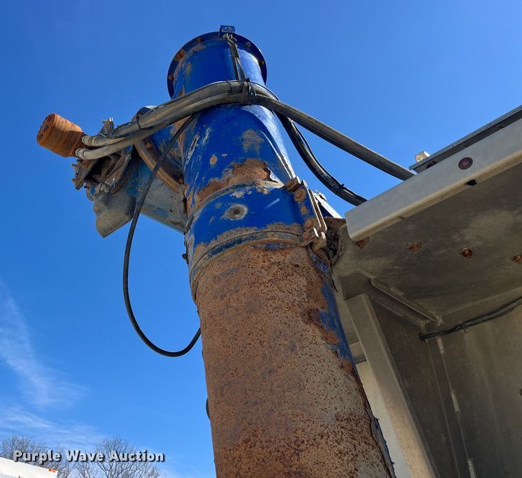 image for item LD9335 2012 Hensley ATLW-36-32-8  feed delivery trailer