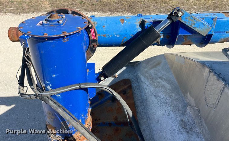 image for item LD9335 2012 Hensley ATLW-36-32-8  feed delivery trailer