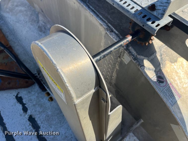 image for item LD9335 2012 Hensley ATLW-36-32-8  feed delivery trailer