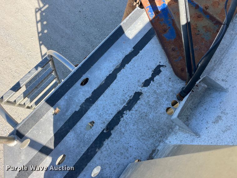 image for item LD9335 2012 Hensley ATLW-36-32-8  feed delivery trailer