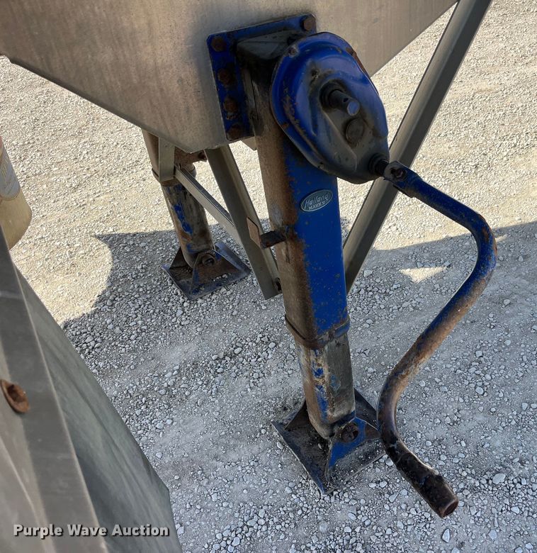 image for item LD9335 2012 Hensley ATLW-36-32-8  feed delivery trailer