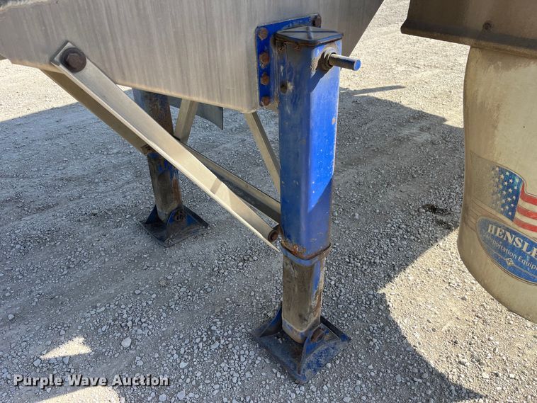 image for item LD9335 2012 Hensley ATLW-36-32-8  feed delivery trailer